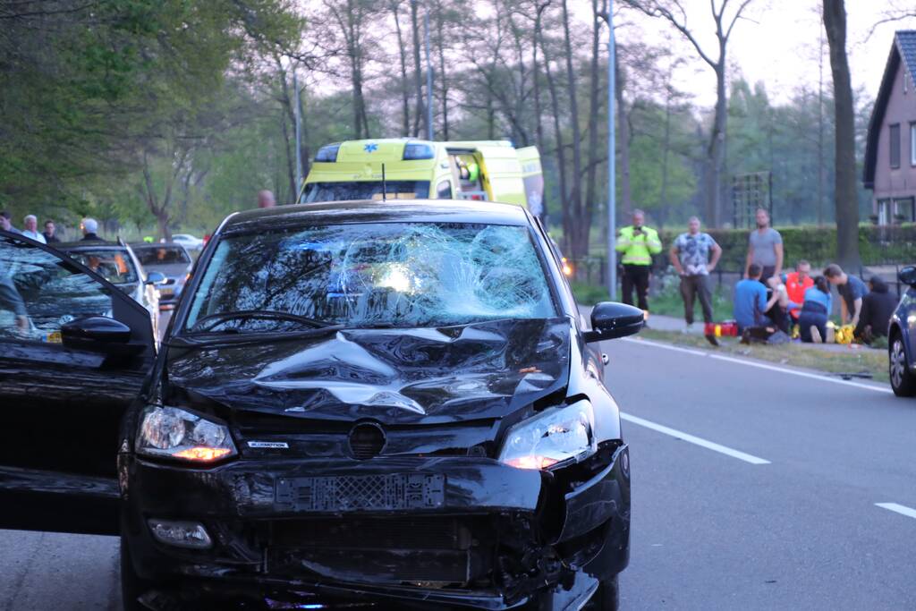 Brommerrijder zwaargewond bij frontale aanrijding met auto