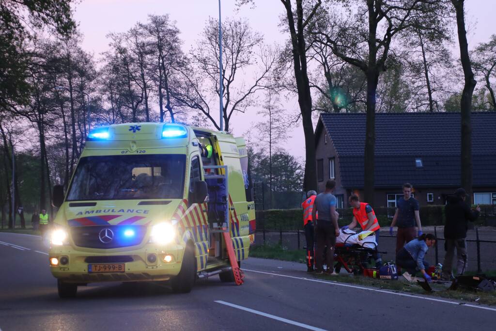 Brommerrijder zwaargewond bij frontale aanrijding met auto