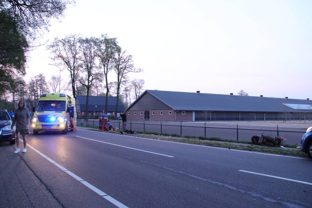 Brommerrijder zwaargewond bij frontale aanrijding met auto