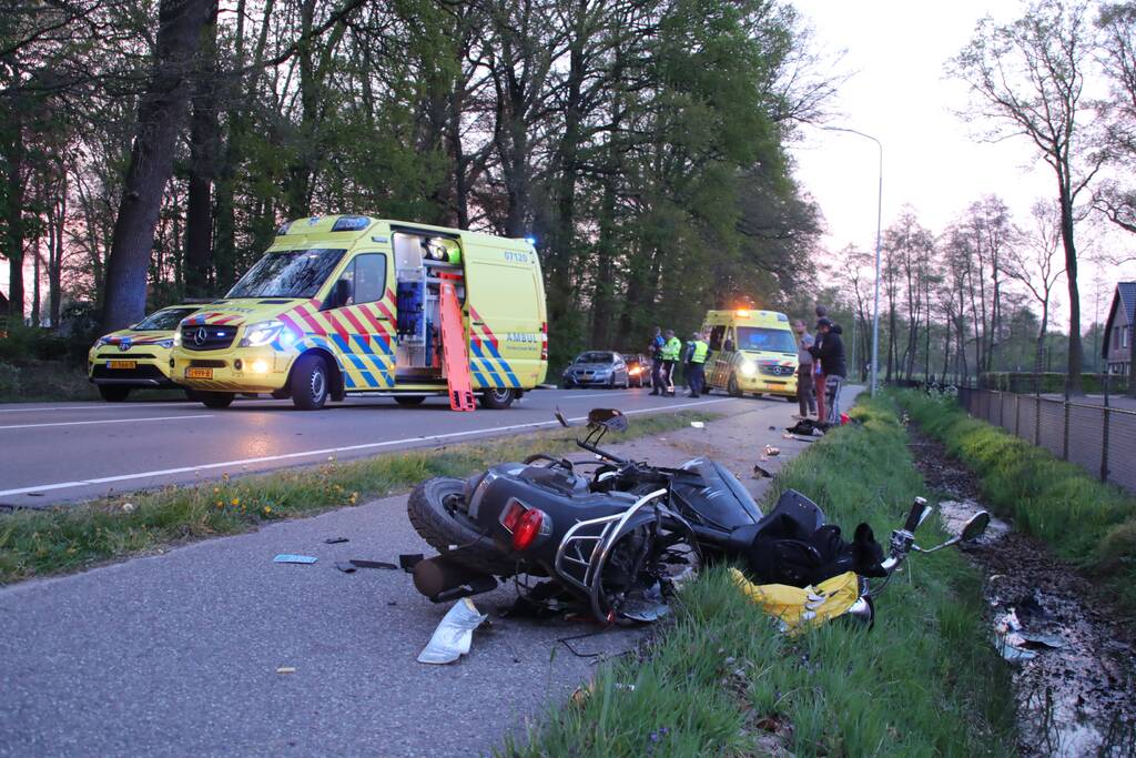 Brommerrijder zwaargewond bij frontale aanrijding met auto