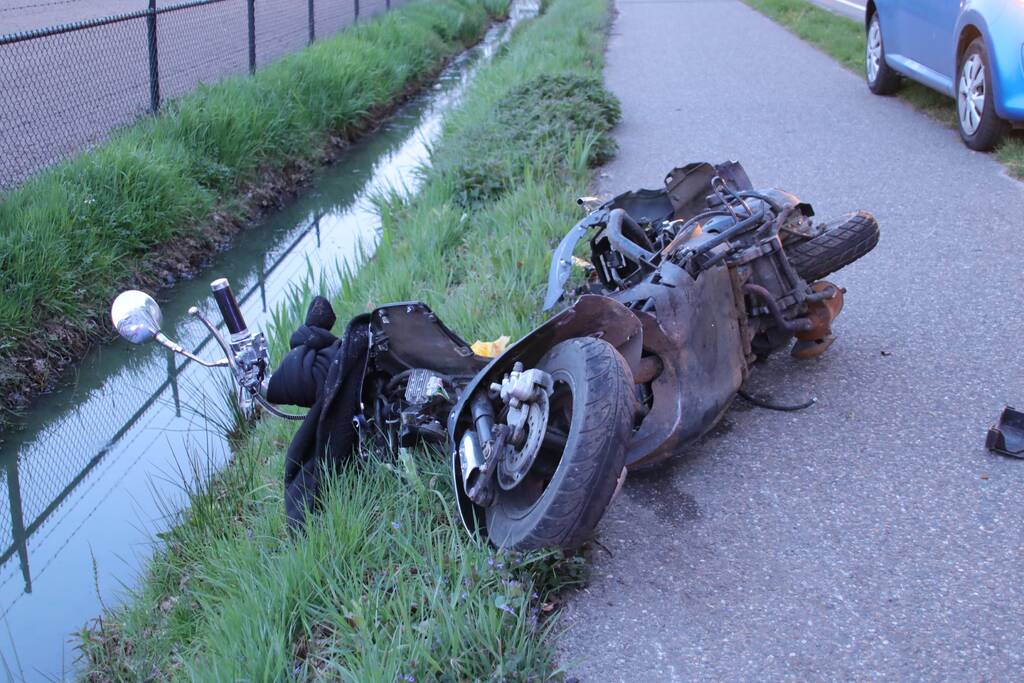 Brommerrijder zwaargewond bij frontale aanrijding met auto