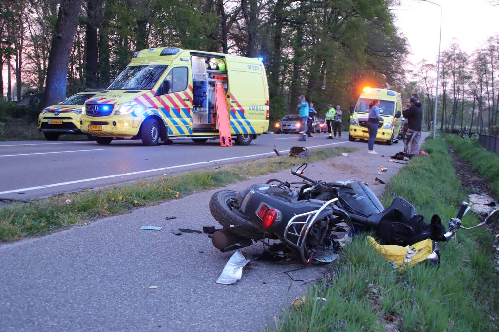 Brommerrijder zwaargewond bij frontale aanrijding met auto