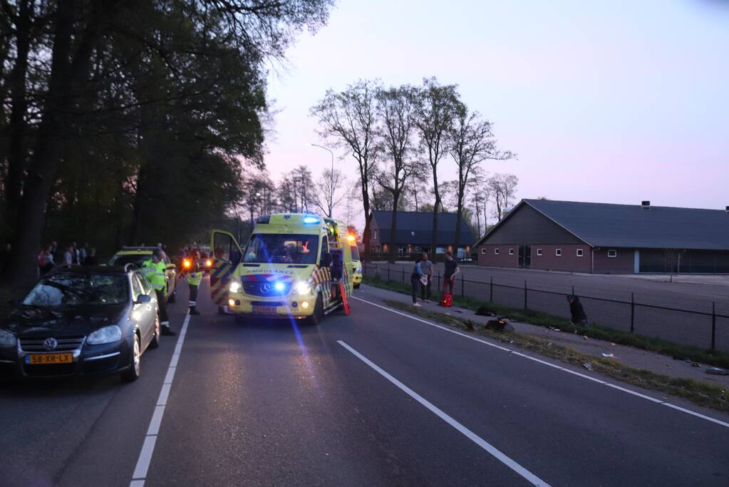 Brommerrijder zwaargewond bij frontale aanrijding met auto