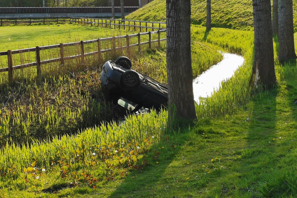 Auto op de kop in de sloot