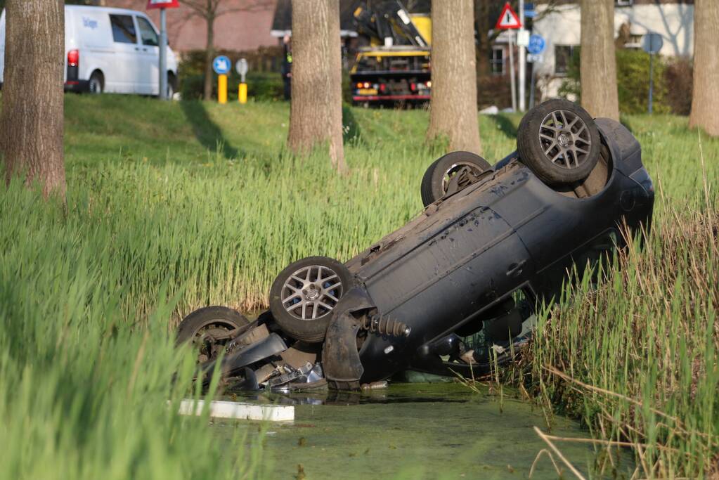 Auto op de kop in de sloot