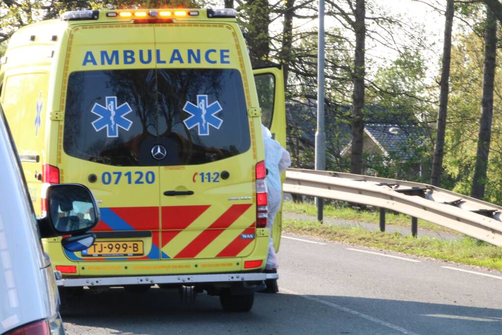 Auto op de kop in de sloot