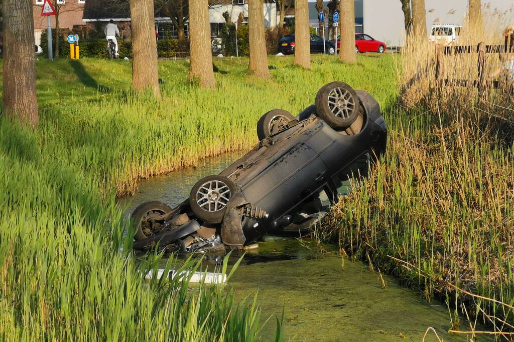 Auto op de kop in de sloot