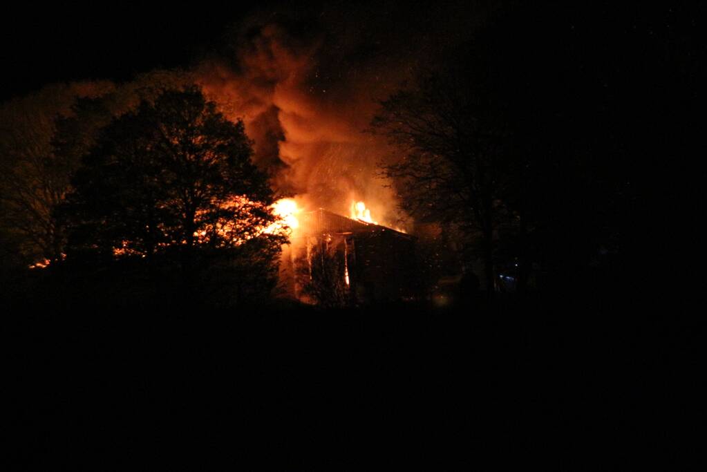 Uitslaande brand in grote schuur