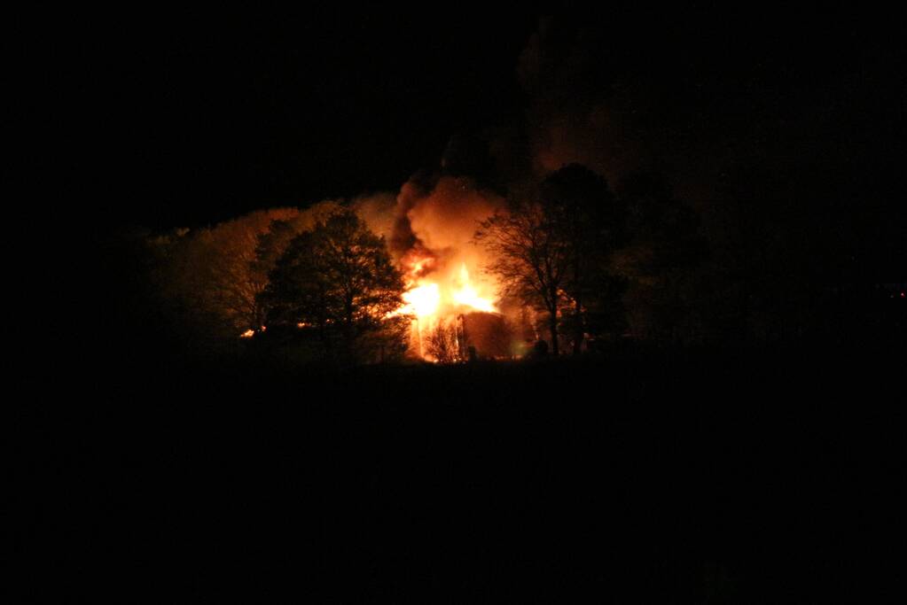 Uitslaande brand in grote schuur