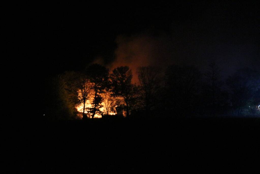 Uitslaande brand in grote schuur