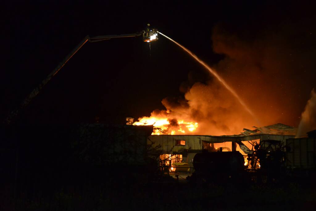 Grote brand verwoest bedrijfspand