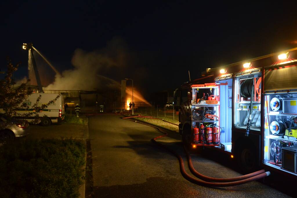 Grote brand verwoest bedrijfspand