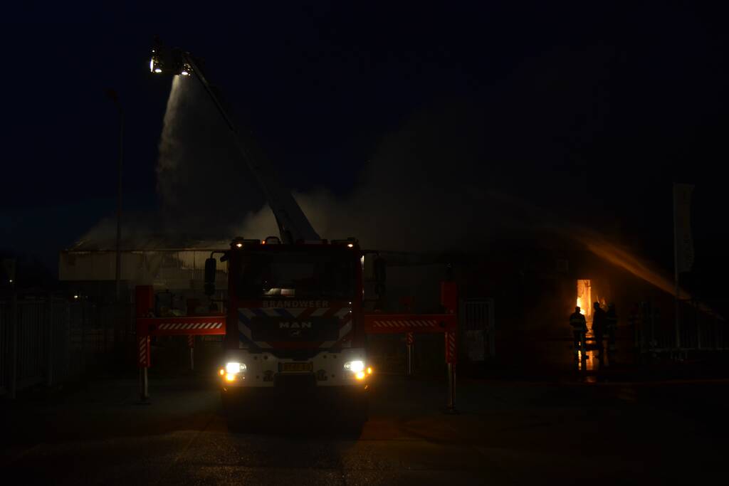 Grote brand verwoest bedrijfspand