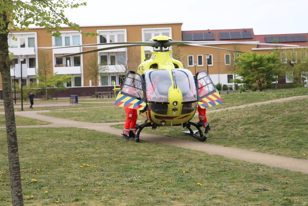 Persoon zwaargewond na val van hoogte