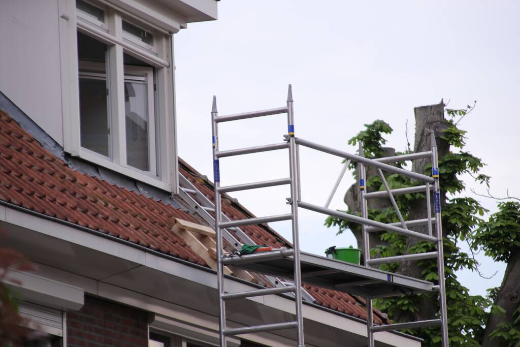 Persoon zwaargewond na val van hoogte