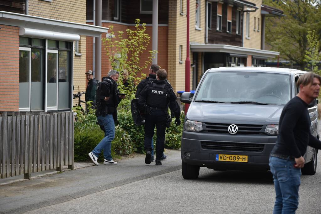 Team Paraatheid valt woning binnen