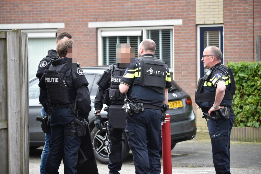 Team Paraatheid valt woning binnen