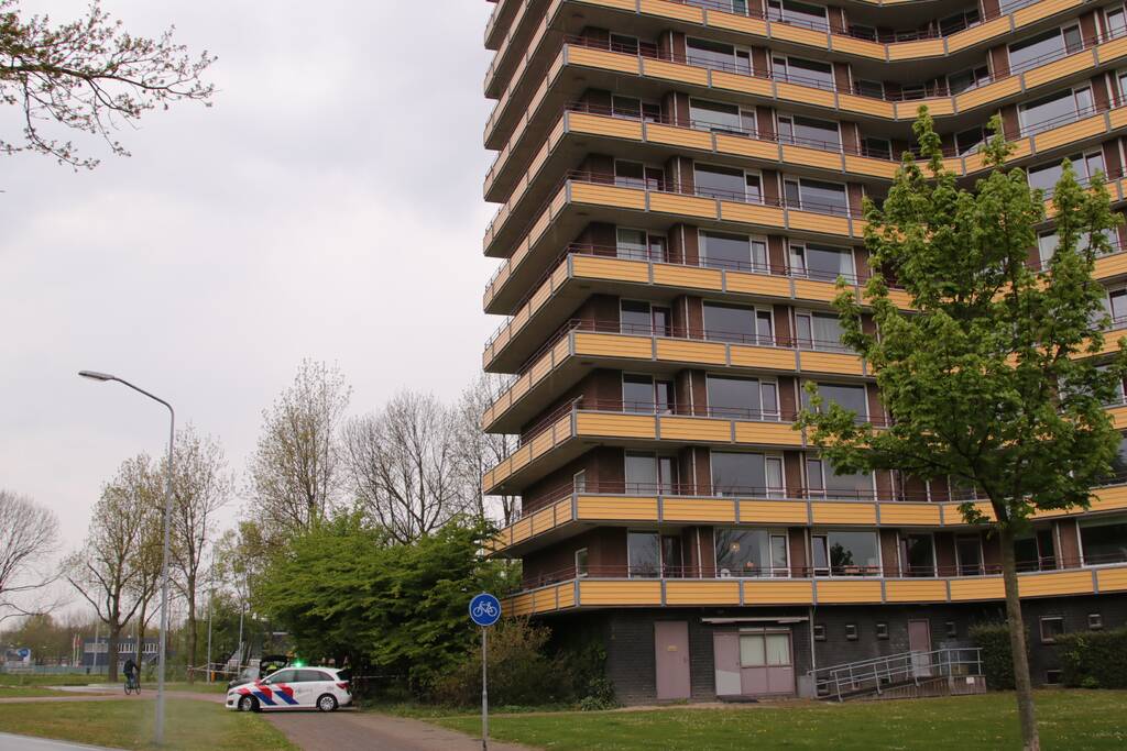 Dode aangetroffen onderaan flatgebouw