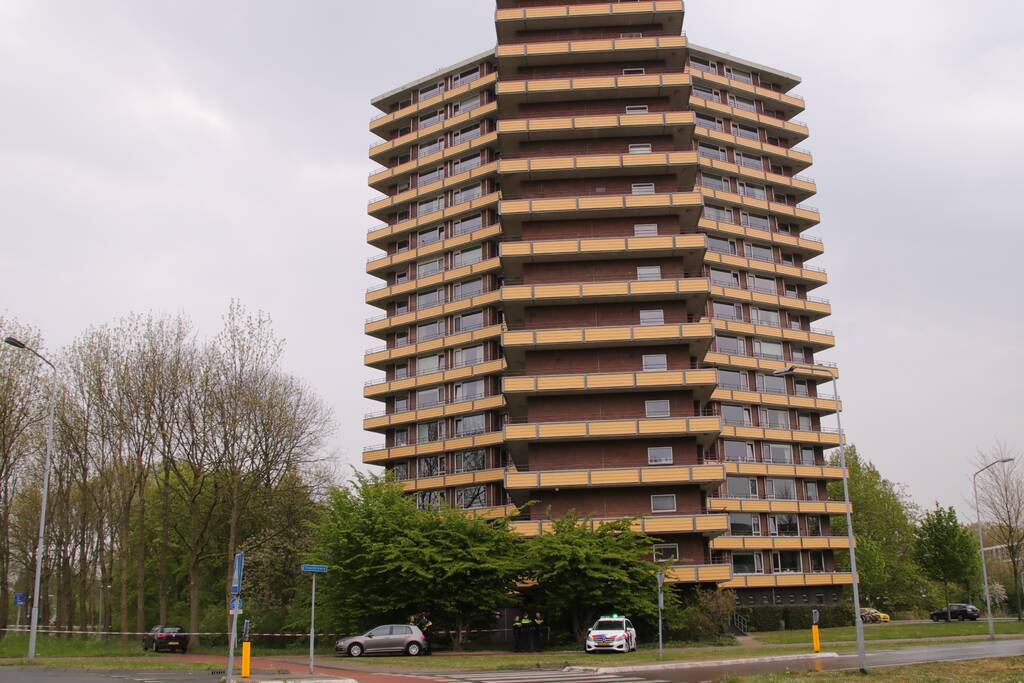 Dode aangetroffen onderaan flatgebouw