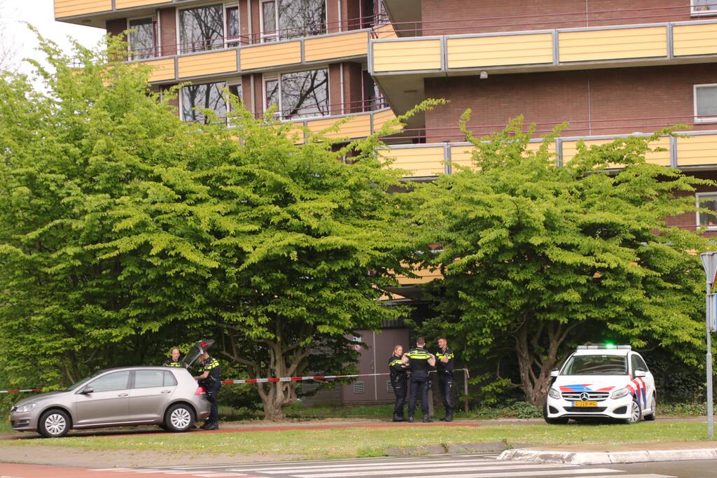 Dode aangetroffen onderaan flatgebouw