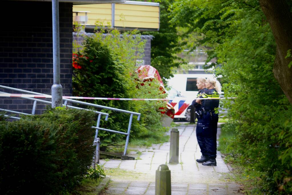Dode aangetroffen onderaan flatgebouw