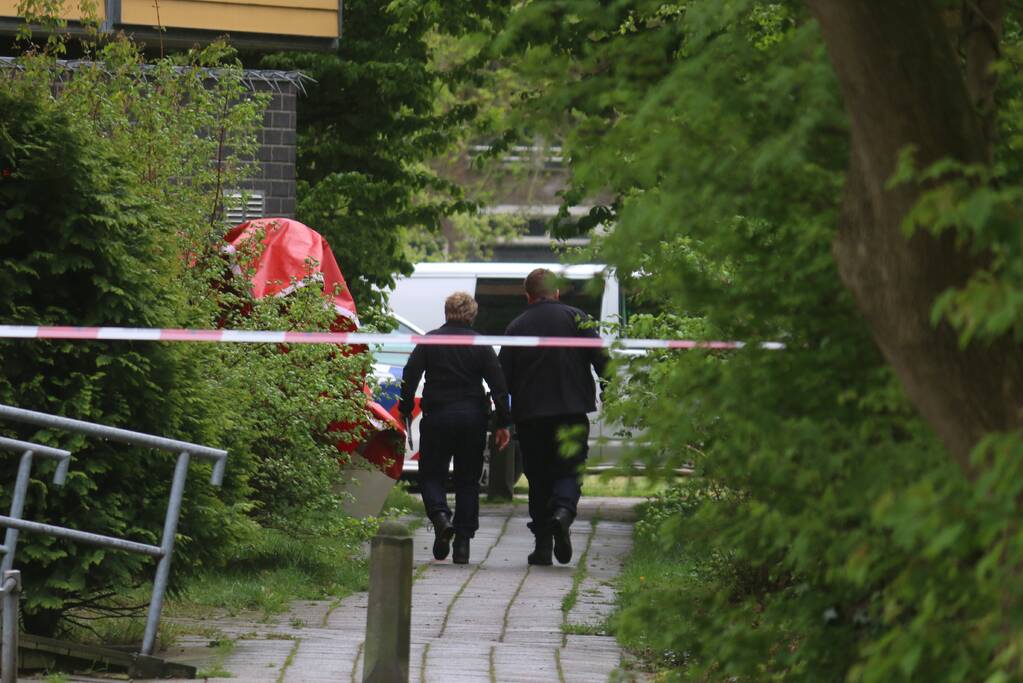 Dode aangetroffen onderaan flatgebouw