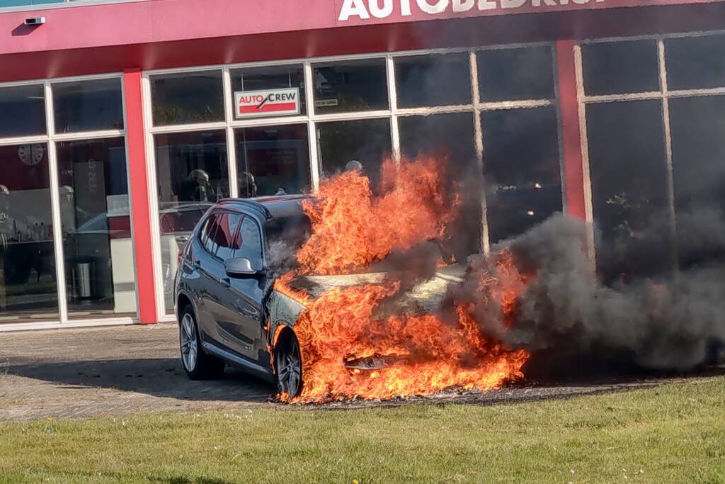 Auto in brand bij garagebedrijf