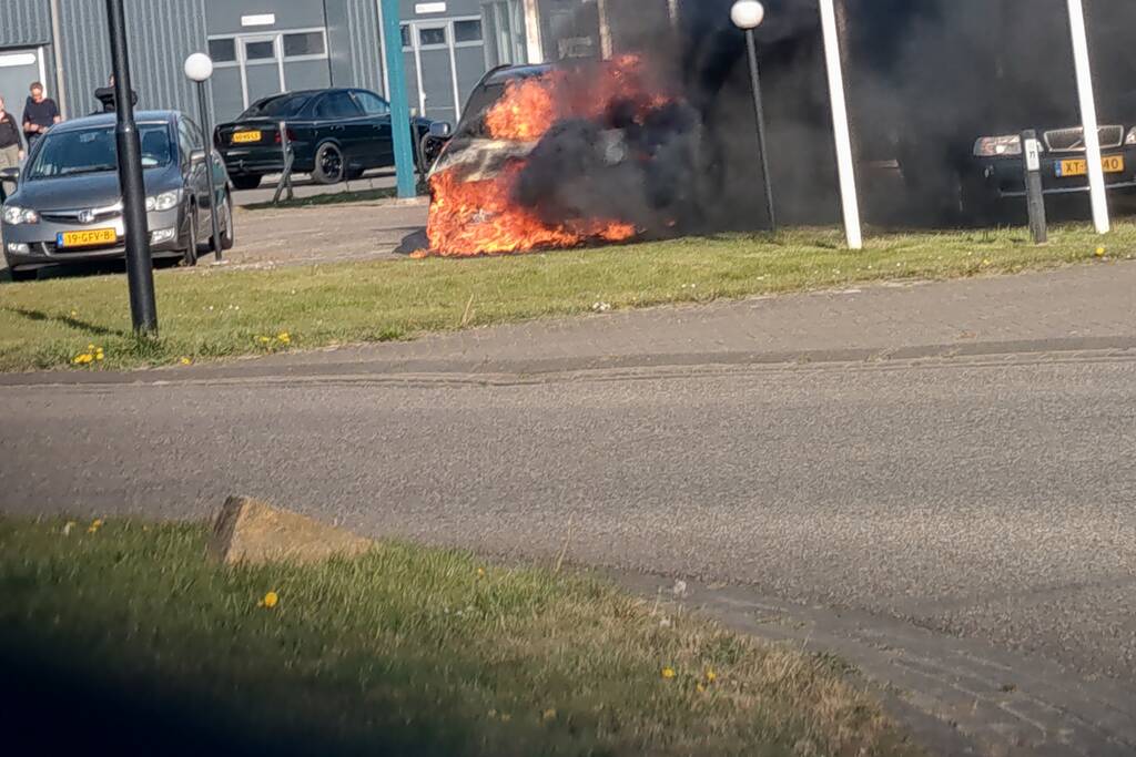 Auto in brand bij garagebedrijf