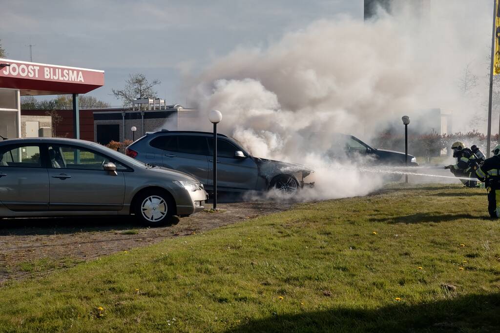 Auto in brand bij garagebedrijf