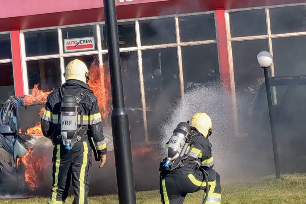 Auto in brand bij garagebedrijf