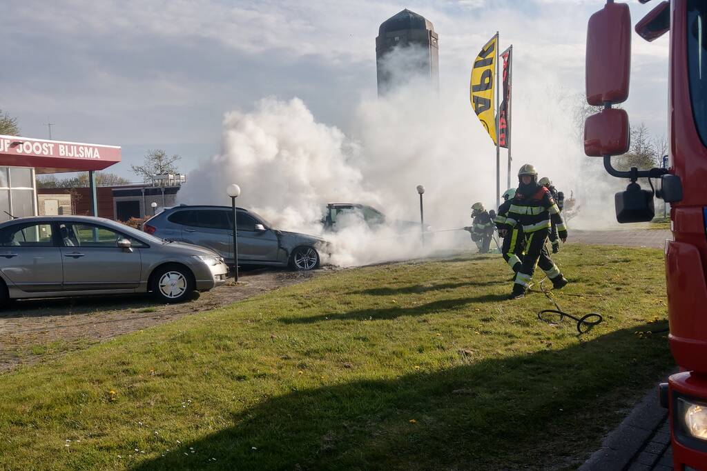 Auto in brand bij garagebedrijf