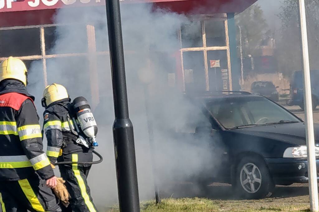 Auto in brand bij garagebedrijf