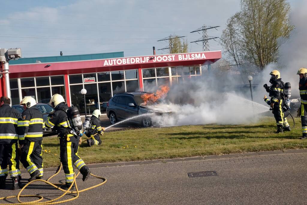 Auto in brand bij garagebedrijf