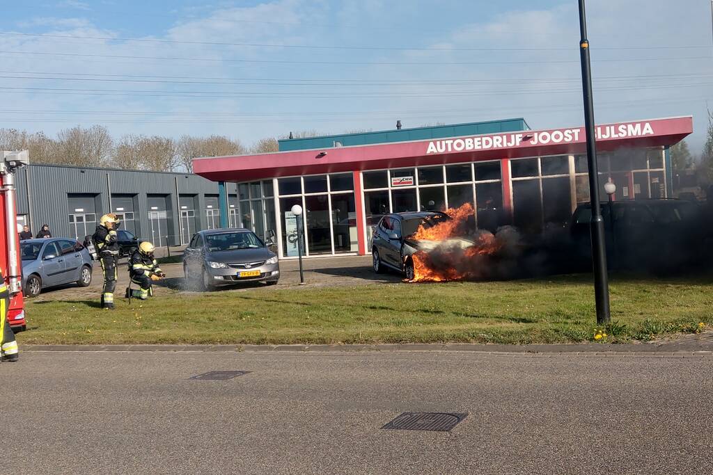 Auto in brand bij garagebedrijf