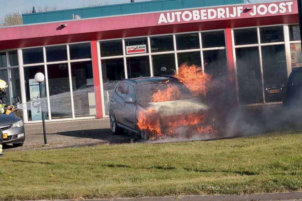 Auto in brand bij garagebedrijf