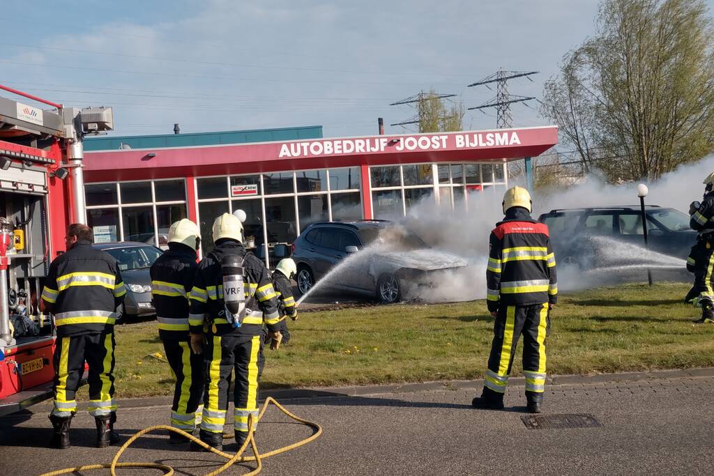 Auto in brand bij garagebedrijf