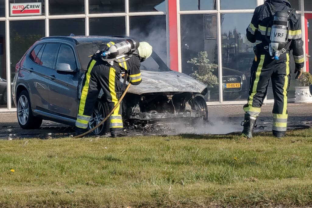 Auto in brand bij garagebedrijf