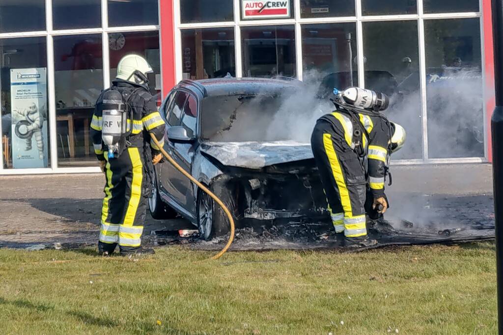 Auto in brand bij garagebedrijf