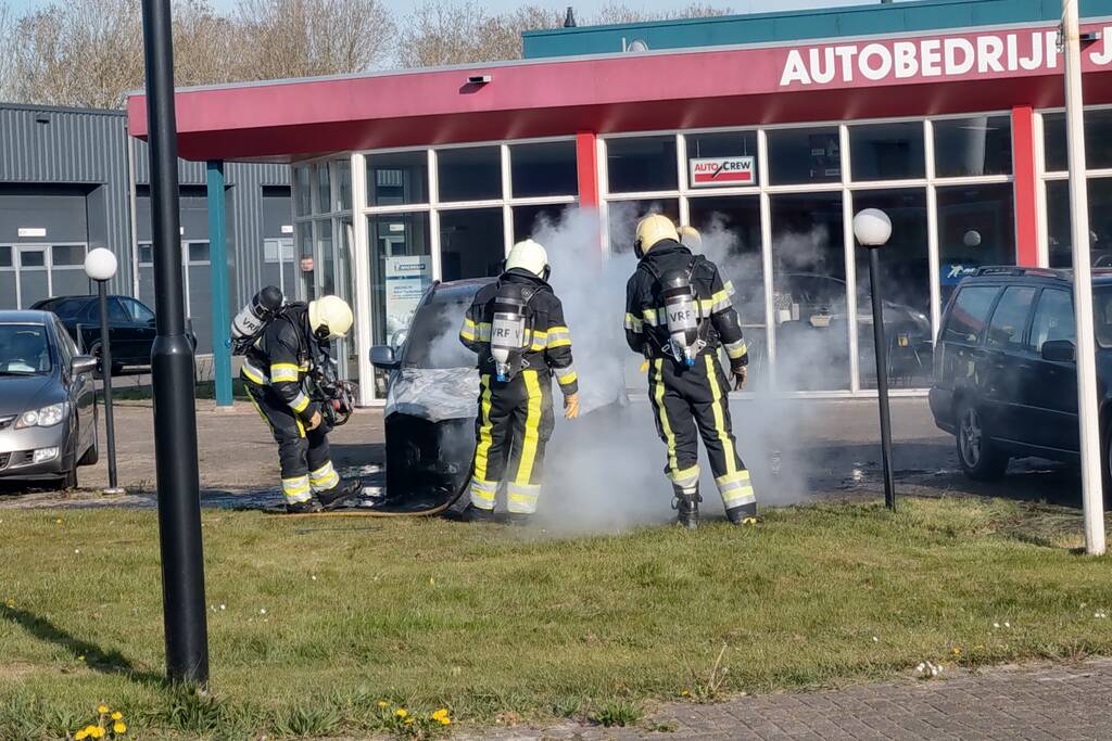 Auto in brand bij garagebedrijf