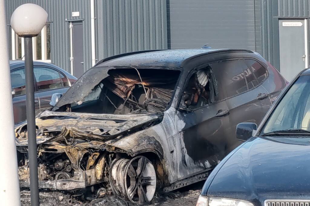 Auto in brand bij garagebedrijf