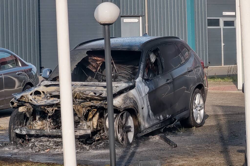 Auto in brand bij garagebedrijf