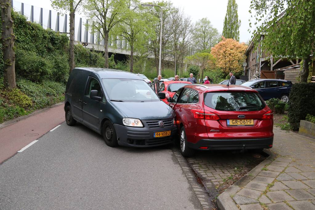 Meerdere auto's beschadigd na aanrijding