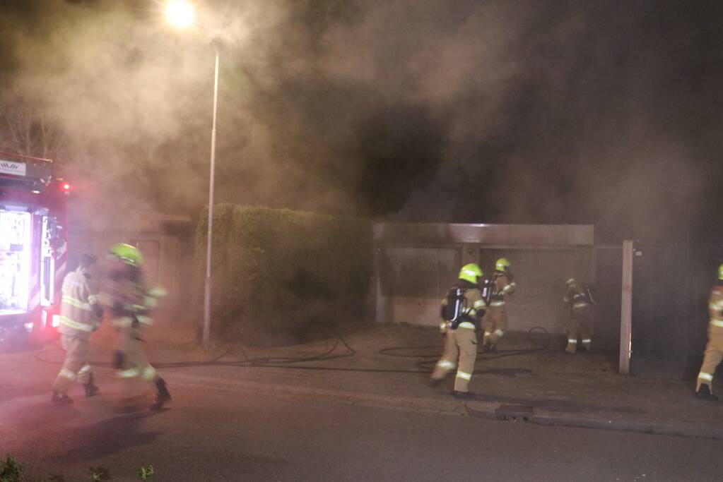 Veel rook bij brand in garageboxen