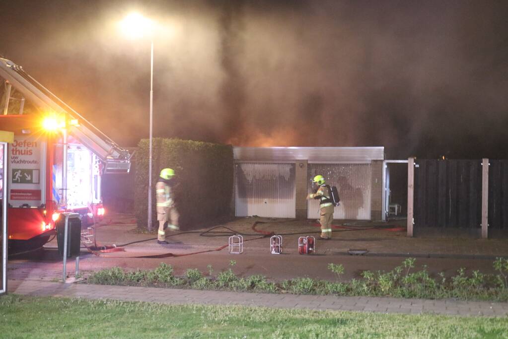 Veel rook bij brand in garageboxen