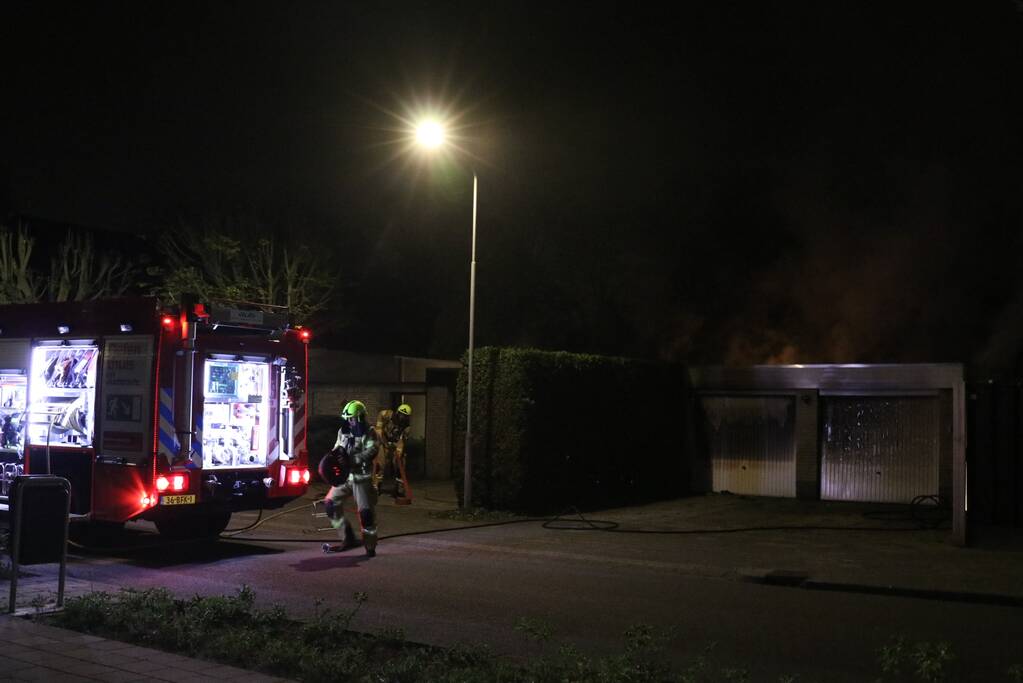 Veel rook bij brand in garageboxen