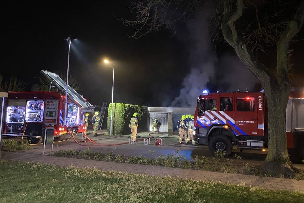 Veel rook bij brand in garageboxen