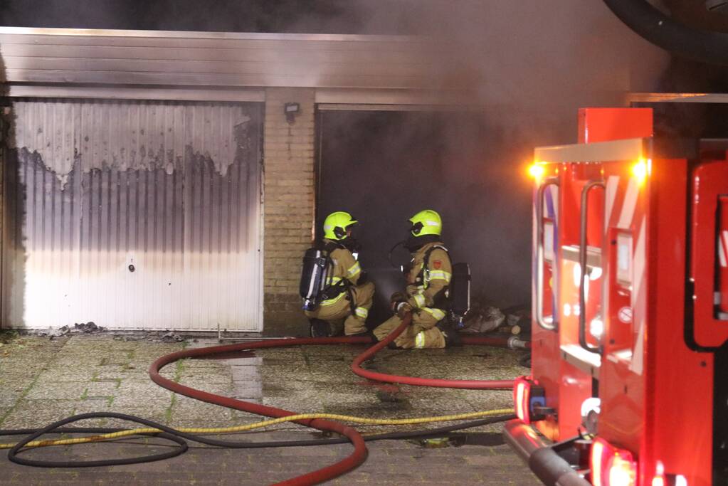 Veel rook bij brand in garageboxen