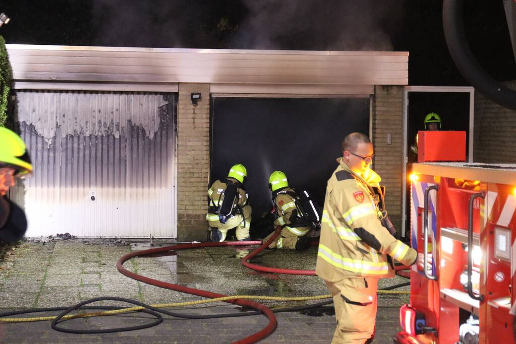 Veel rook bij brand in garageboxen