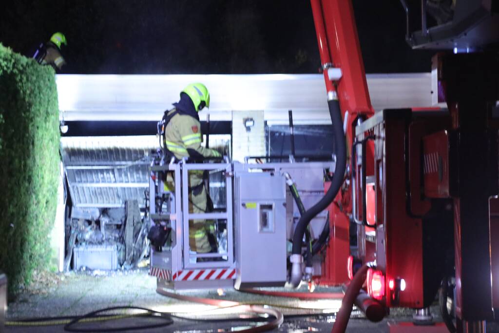 Veel rook bij brand in garageboxen