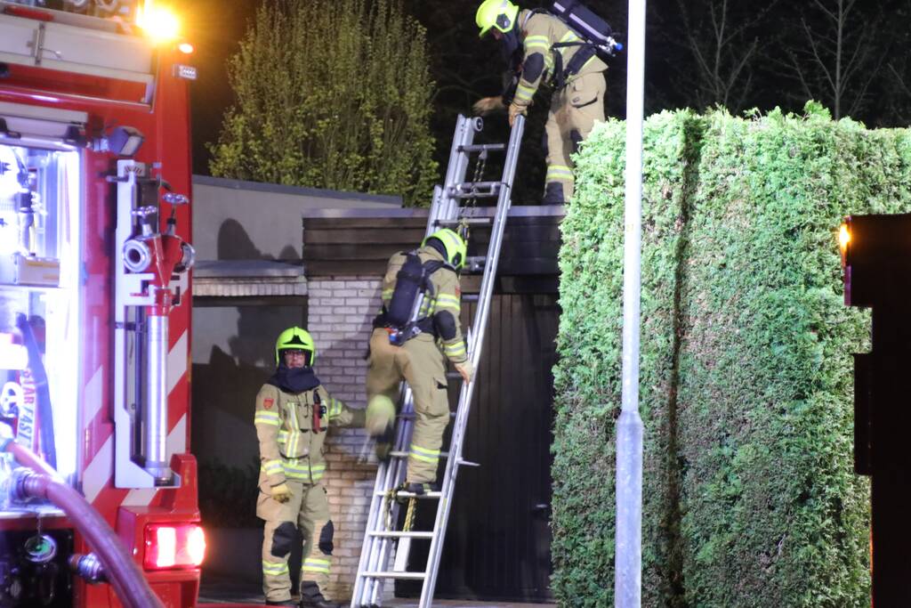 Veel rook bij brand in garageboxen